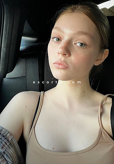 APARNA - Girl escort Paris