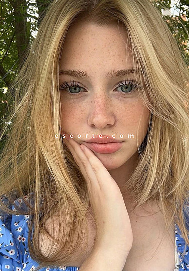 IVY - Girl escort Paris