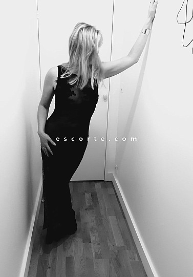 Emma - Girl escort Paris