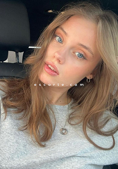 SHYANN - Girl escort Paris