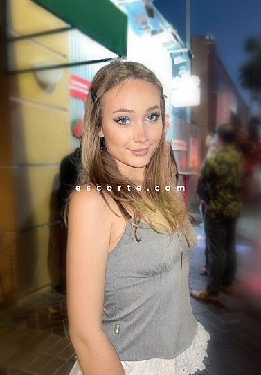 HERTA - Girl escort Paris