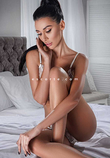 Ariana - Girl escort Paris