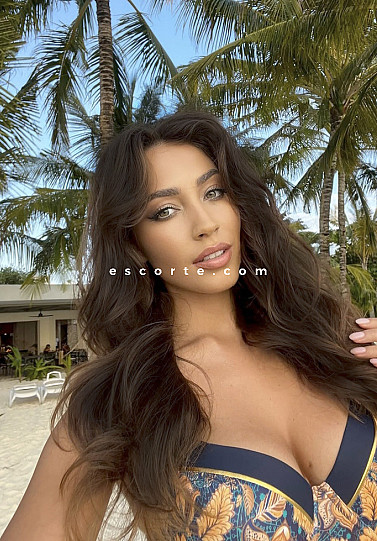 GLENN - Girl escort Paris