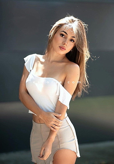 VIVEKA - Girl escort Paris