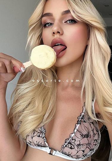 ELSA - Girl escort Paris