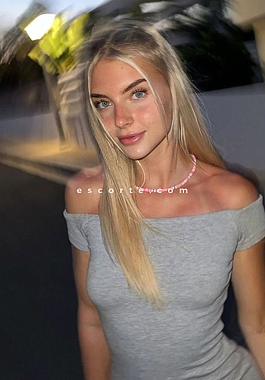 MIDGE - Girl escort Paris