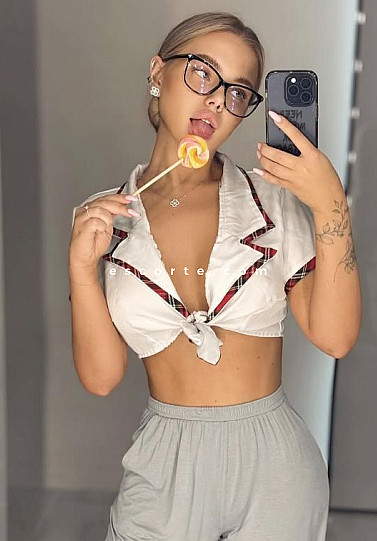 MINITA - Girl escort Paris