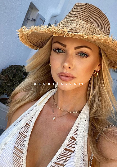 NISREEN - Girl escort Paris