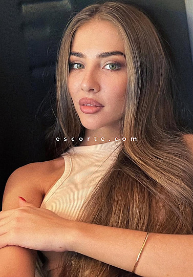 AMITA - Girl escort Paris