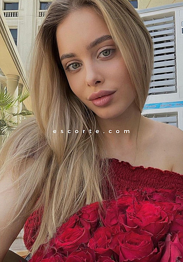 AMARI - Girl escort Paris