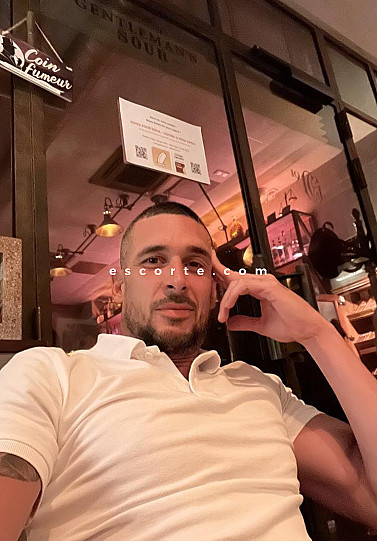 vVv - Hommes escort Paris