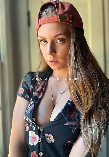 IZZI - Girl escort Paris