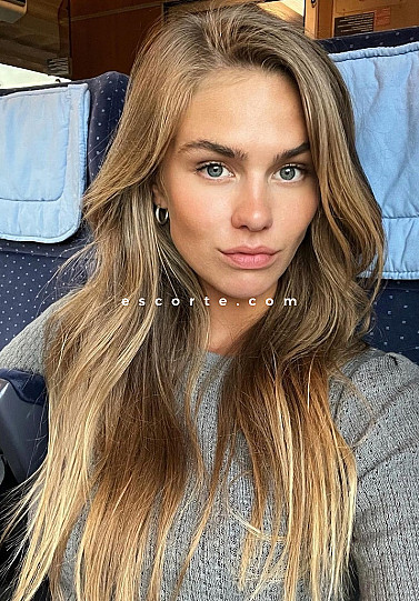 ELOISE - Girl escort Paris