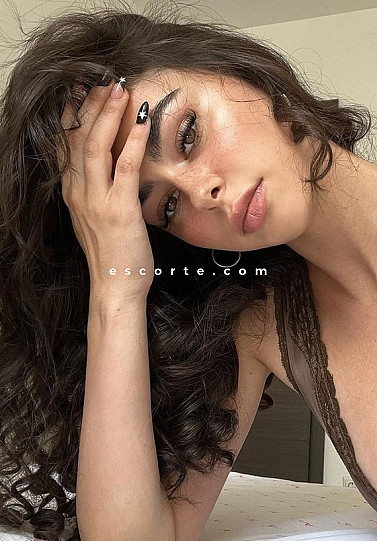 BRIONI - Girl escort Paris
