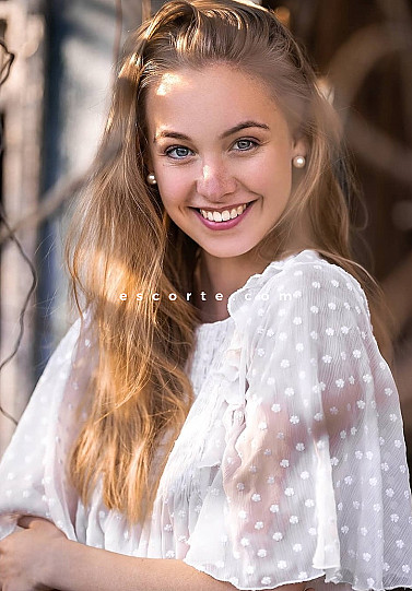 ELISSA - Girl escort Paris