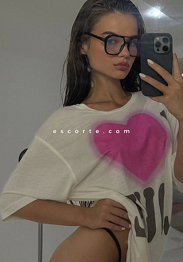ALIA - Girl escort Paris