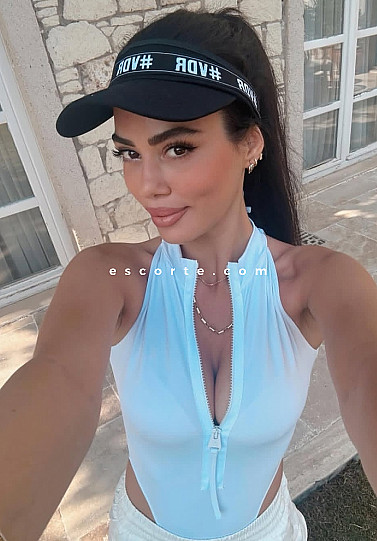 MELZINA - Girl escort Paris