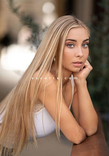 CAYMAN - Girl escort Paris