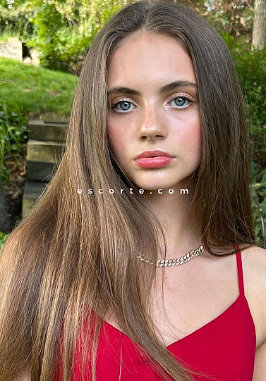 COLBY - Girl escort Paris