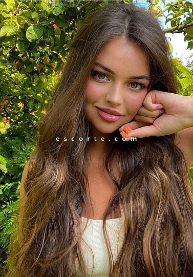 TOKS - Girl escort Paris