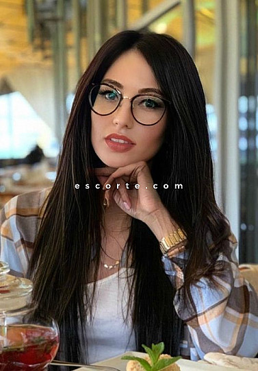 GEENA - Girl escort Paris
