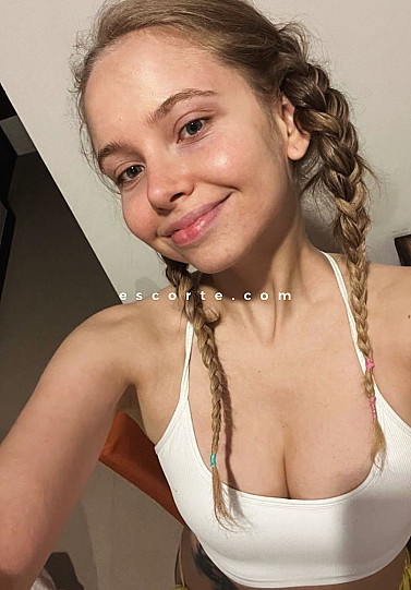 MECIA - Girl escort Paris