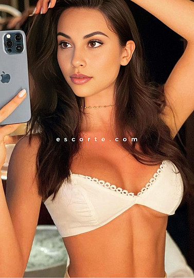 SAGAN - Girl escort Paris