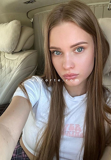 BECKI - Girl escort Paris