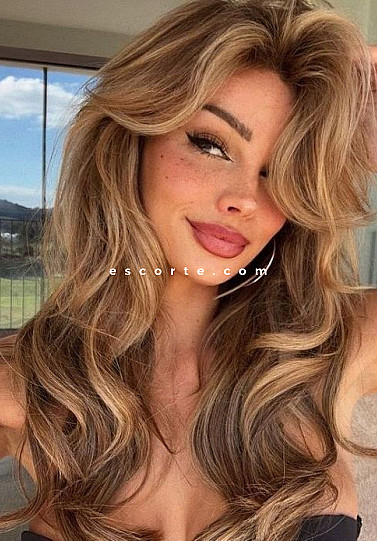 DESMA - Girl escort Paris
