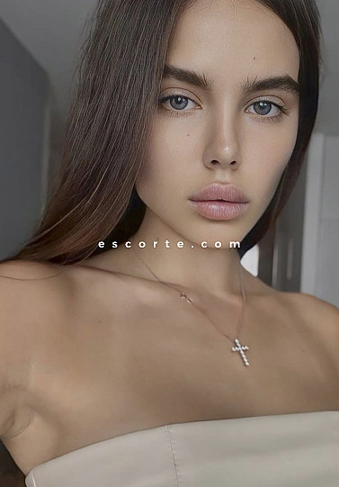 ASPASIA - Girl escort Paris