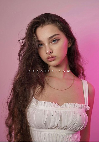 LIPICA - Girl escort Paris