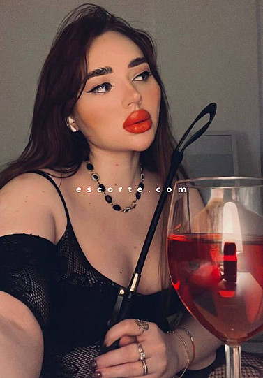 Kerry - Girl escort Paris