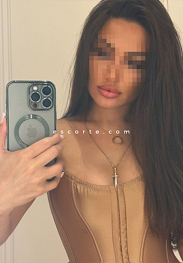 Sienna - Girl escort Paris