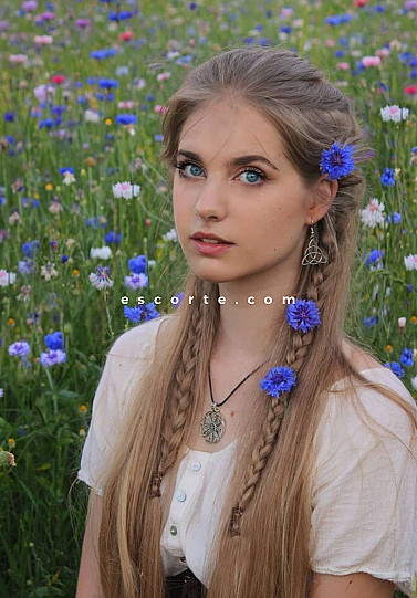 AUGUR - Girl escort Paris