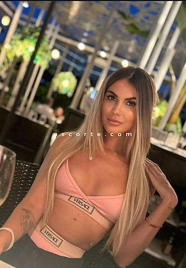 Skylar - Girl escort Paris