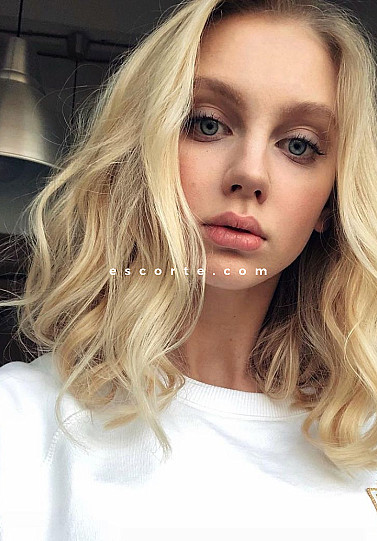 KENZI - Girl escort Paris