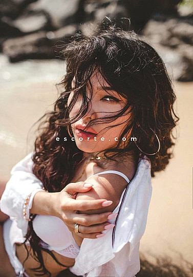 Cora - Girl escort Paris