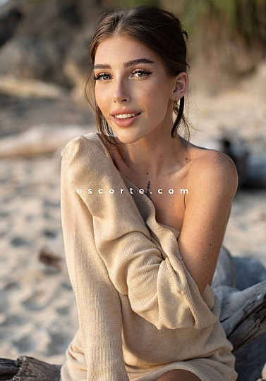 Alina - Girl escort Lyon