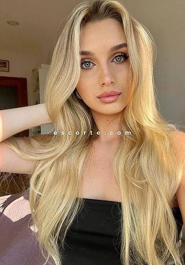 VELIMIRA - Girl escort Paris