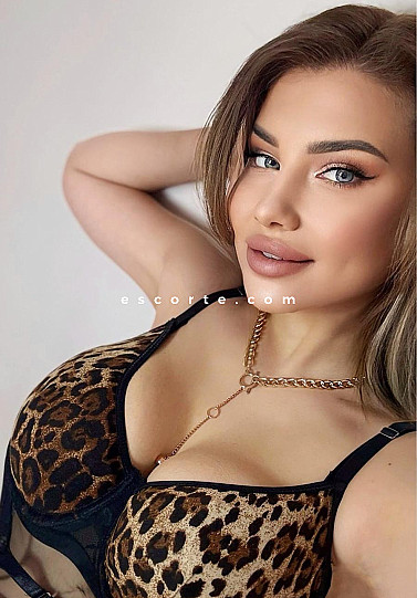 Bella - Girl escort Lyon