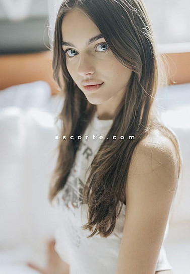 HATTIE - Girl escort Paris