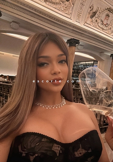Noa Aliya - Girl escort Paris