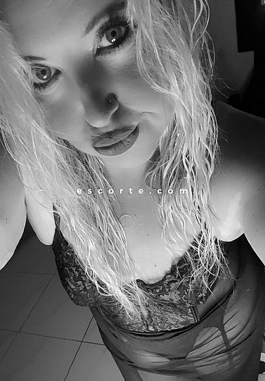 kellykiss71 - Girl escort Mâcon