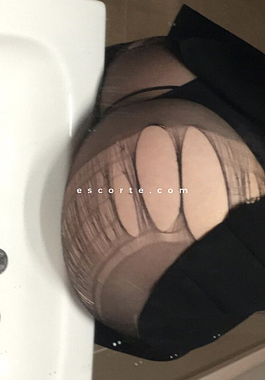 Esmea - Girl escort Montpellier
