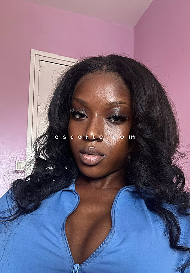 Azaela - Girl escort Paris