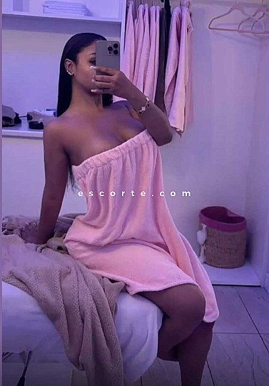 Lara - Girl escort Romainville