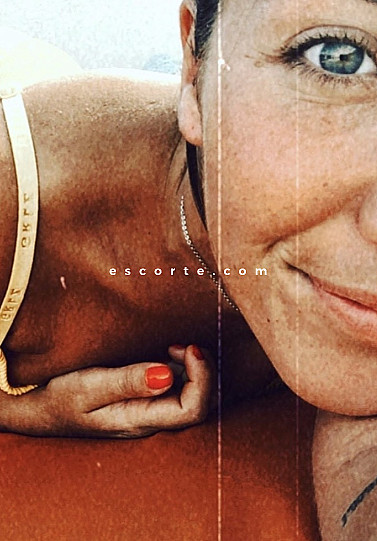 Carlotta - Girl escort Paris