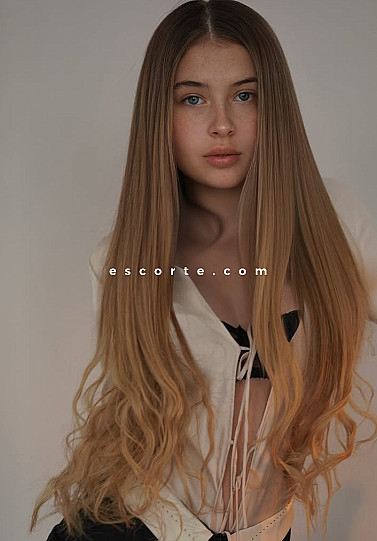 MONIQUE - Girl escort Paris