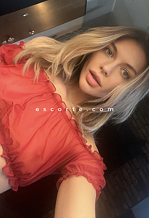 Ksenia International - Girl escort Paris