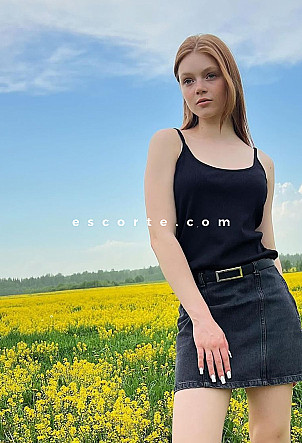 APARNA - Girl escort Paris